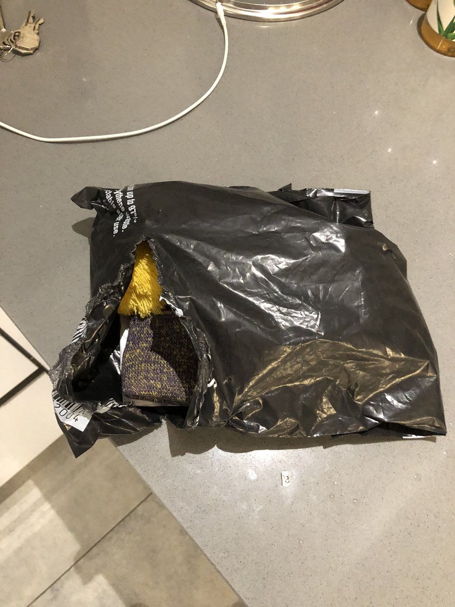 RobBlacoe's tweet photo. @Hermesparcels @JDSports parcels arrived like this and left on doorstep with no knock on door. 😔😔😔 https://t.co/tOo4K4l1bd