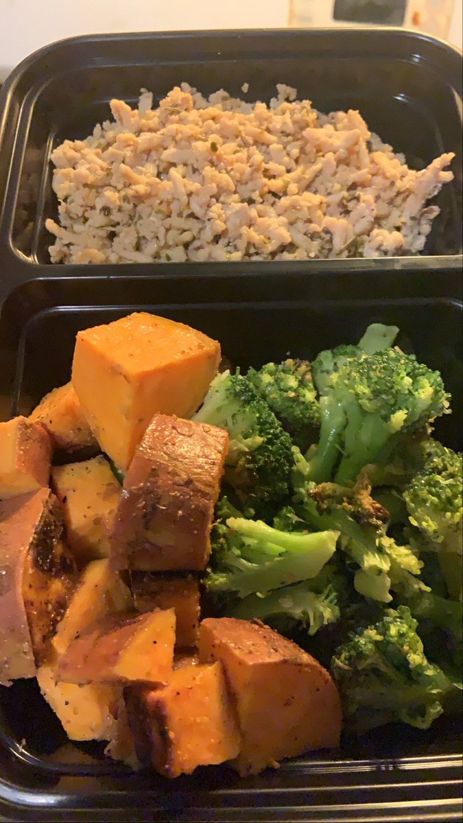 Say_Verone's tweet photo. I really get better each meal 🥰 presentation is everything 

The CHEF #mealprep #SUPERSAVVYEATS #CHEFGOD #knifelife #blackownedbusiness #smallbusinessowner IG : @ SuperSavvyEats #phillychef #phillycook #dmmeformoreinfo #cleaneating #healthyfood ‼️‼️‼️ https://t.co/JUvQWPLdyZ