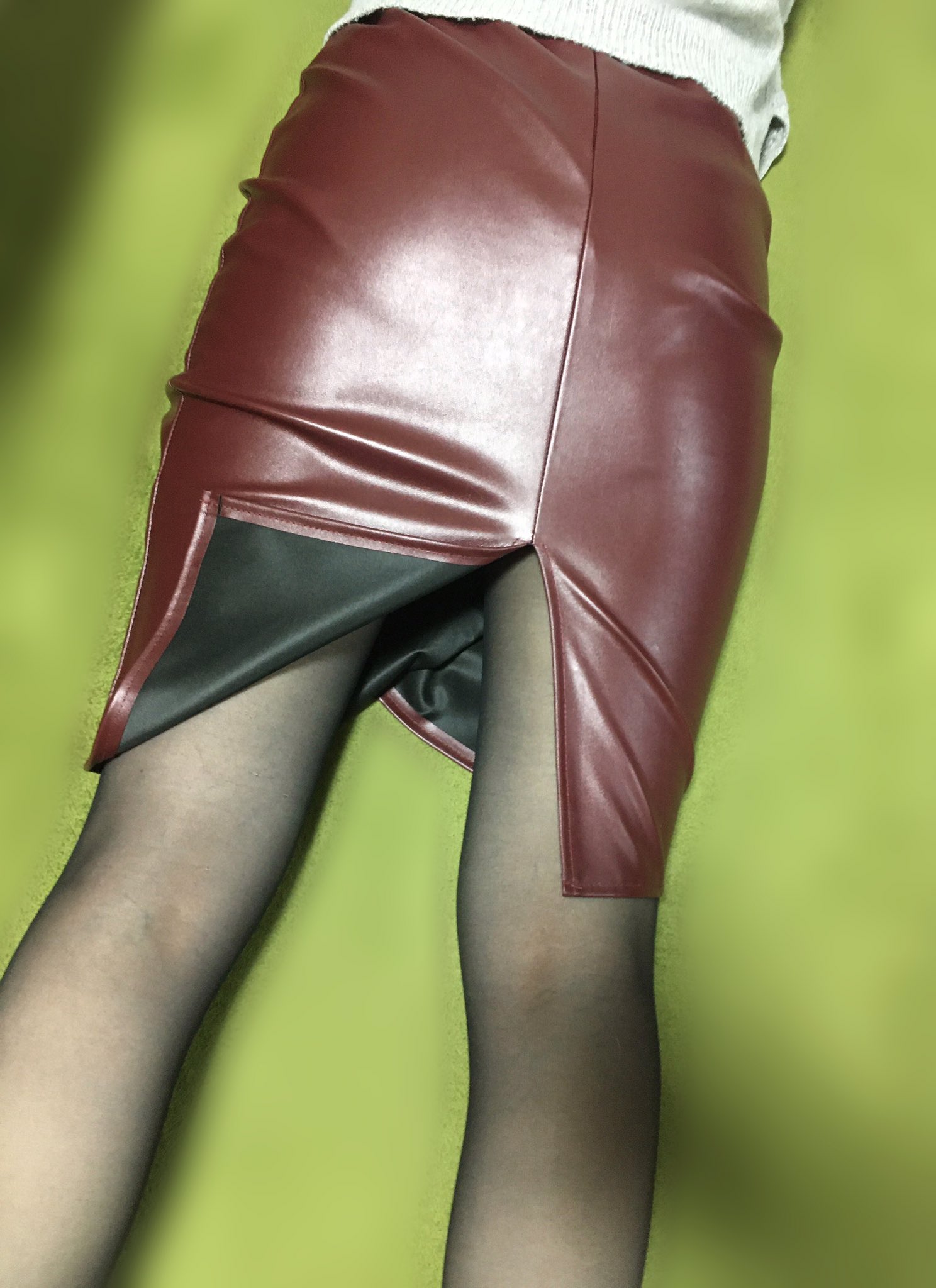 クラ on X: 買い物疲れでリラックスタイム。 後ろからレザースカート姿盗撮しました笑 t.co3PGzKzC56M  X