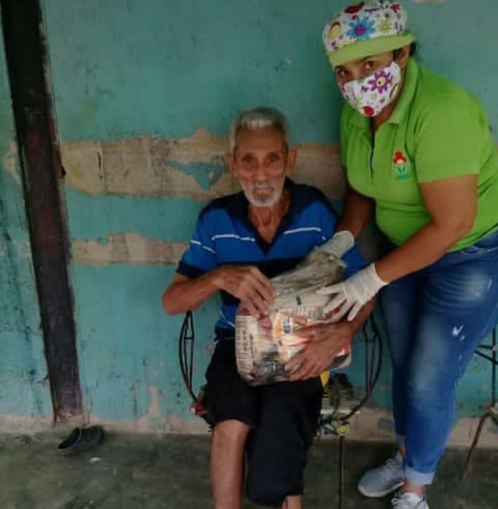3Rinformativa's tweet photo. 📸 #NotiClap En acción conjunta del Gobierno Bolivariano: Equipos del @INN_MERIDA atendieron y entregaron complementos nutricionales a 537 personas del mcpio. Sucre en condición de vulnerabilidad #JuntosContraElCovid19
@NicolasMaduro
@dcabellor
@jehysonguzman
@JulioBGuillen https://t.co/sSQtz1saIZ