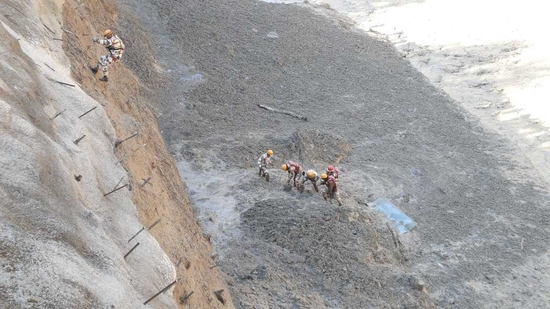 htTweets's tweet photo. Video shows water gushing downstream in #Uttarakhand after #GlacierBurst 

https://t.co/gPKquEhi6r https://t.co/mPiv6x03jM