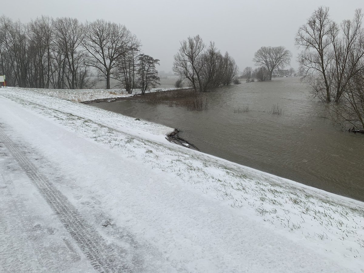 Hoog water in een winterse omgeving #Dreumel #westmaasenwaal