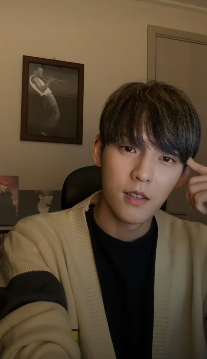 That's why Minhyuk went to his dad and told him about it to get some advise.Then his dad asked:"What if you failed? Will you take responsibility for your decision?"And Minhyuk said:"I'd go to the military if I failed. Then I'd start again after coming back from the military."