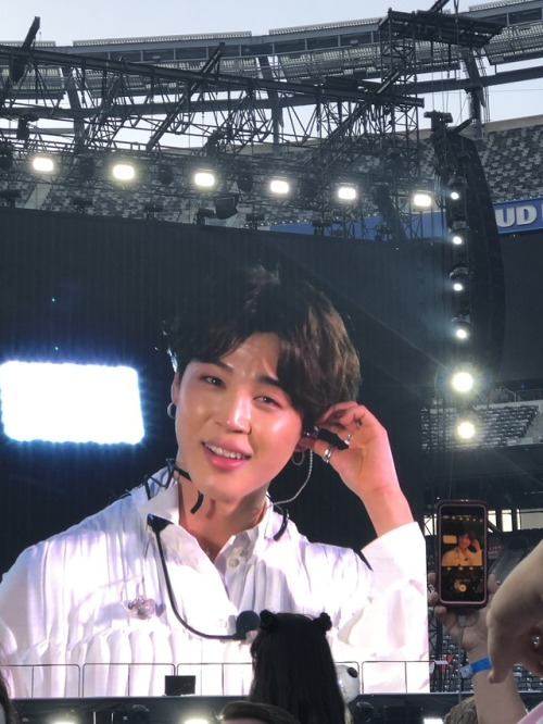 look at the glow on his face :(