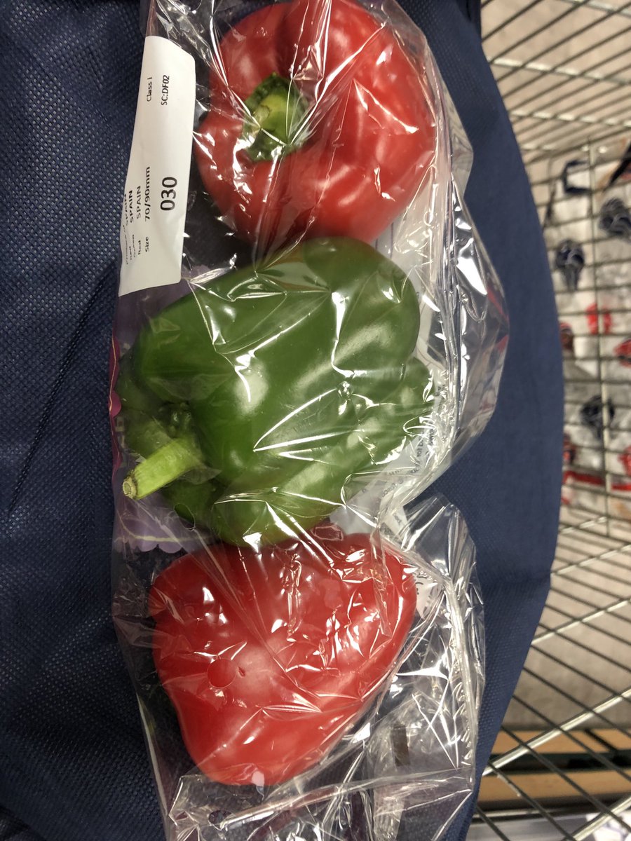 JoolsFox's tweet image. ⁦A little known problem when having to shop alone for social distancing is having to take my chances on whether a red pepper on my list is in this packet as it isn't labelled with the colour ⁦@Tesco⁩ ⁦@colourblindorg⁩