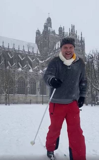 Unieke beelden van Langlaufer Henk die zijn geluk niet op kan voor de voet van de Sint-Jan in Den Bosch dlvr.it/RsBtRm