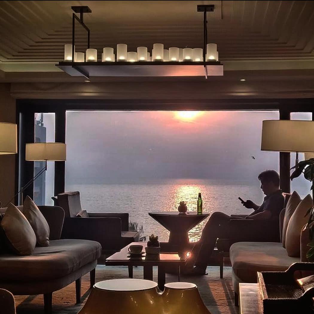 JWMarriottJuhu's tweet photo. The enchanting light cast during our golden hour is a daily reminder to slow down and soak in the moment.

#ExperienceJWM #JWTreatment #JWMarriottJuhu @JWMarriott https://t.co/KsmRinVE7p