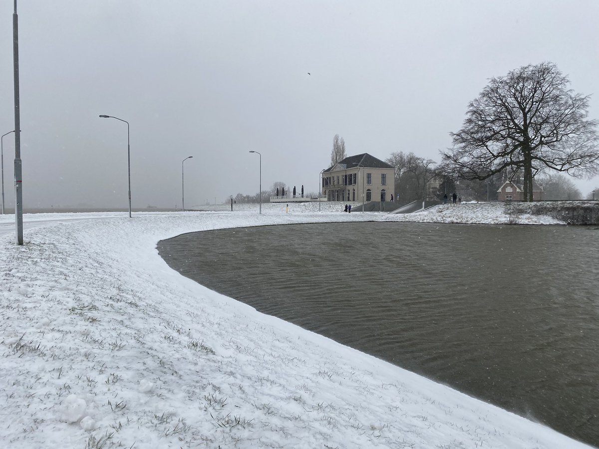Echt uniek die combinatie van #hoogwater en #sneeuwjacht . Het is winter in #Tiel ! Even de kou, sneeuw en harde wind trotseren. Dan krijg je er  prachtige Tielse plaatjes voor terug!
