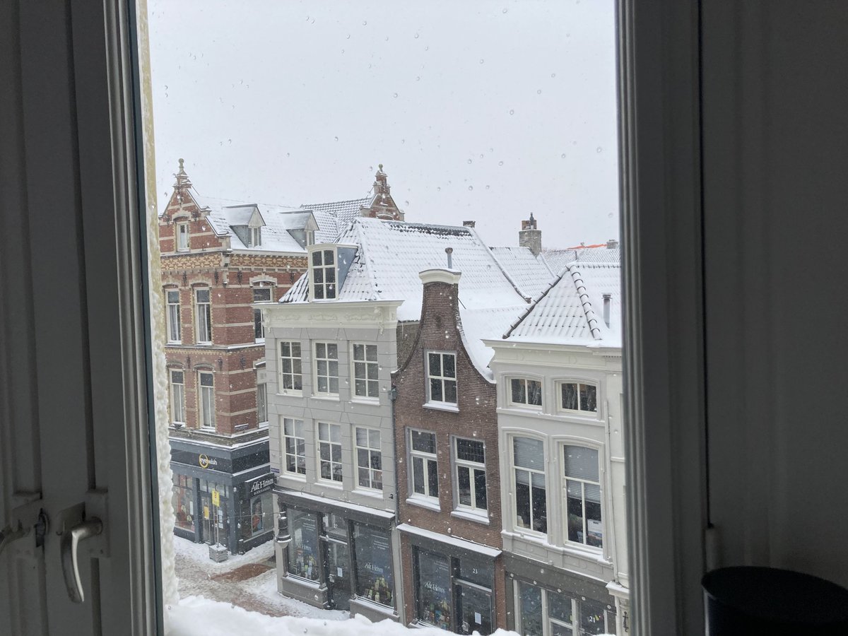 Edmees1tter's tweet photo. Wat een uitzicht lekker lezen #zondag #ontspannen https://t.co/XccPG8KXur