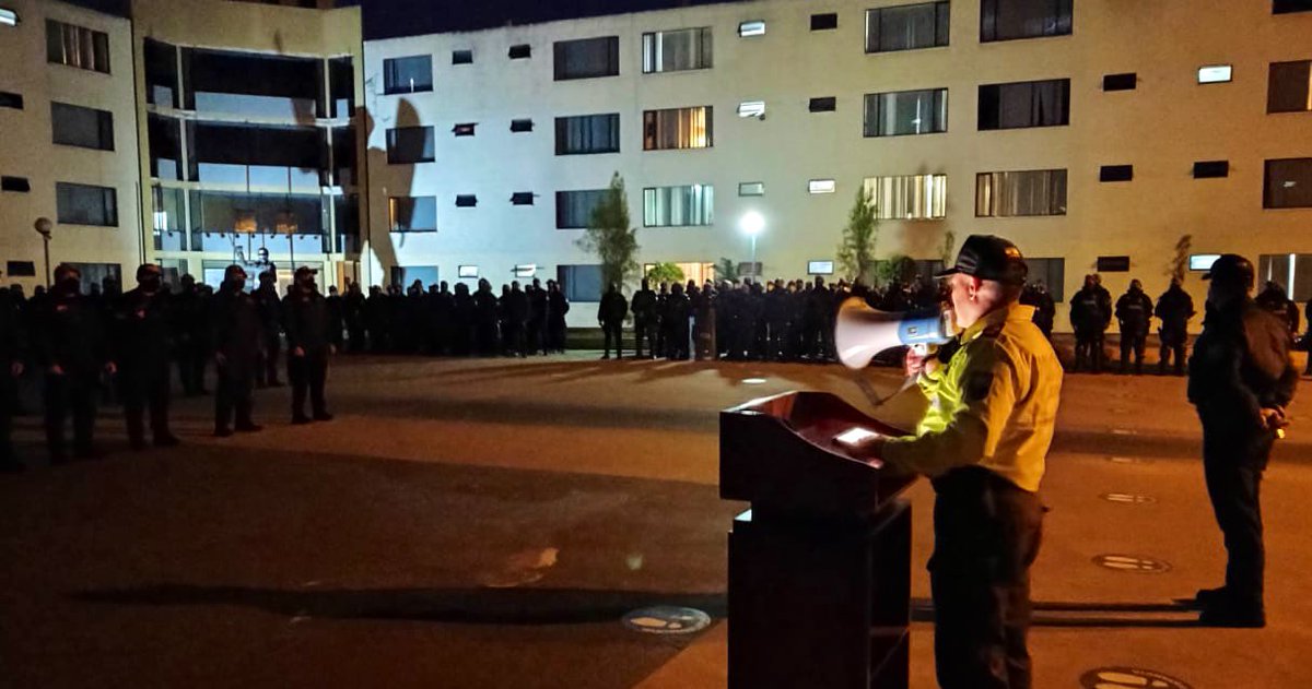 PoliciaEcuador's tweet photo. DESDE MUY TEMPRANO
Dispositivo de seguridad para #Elecciones2021Ec, #GraDFaustoSalinas, #DirSCOP impartió disposiciones operativas para garantizar el normal desarrollo de la jornada electoral, en el #DMQ.
#TrabajamosPorTuSeguridad https://t.co/mEwsGNnjco