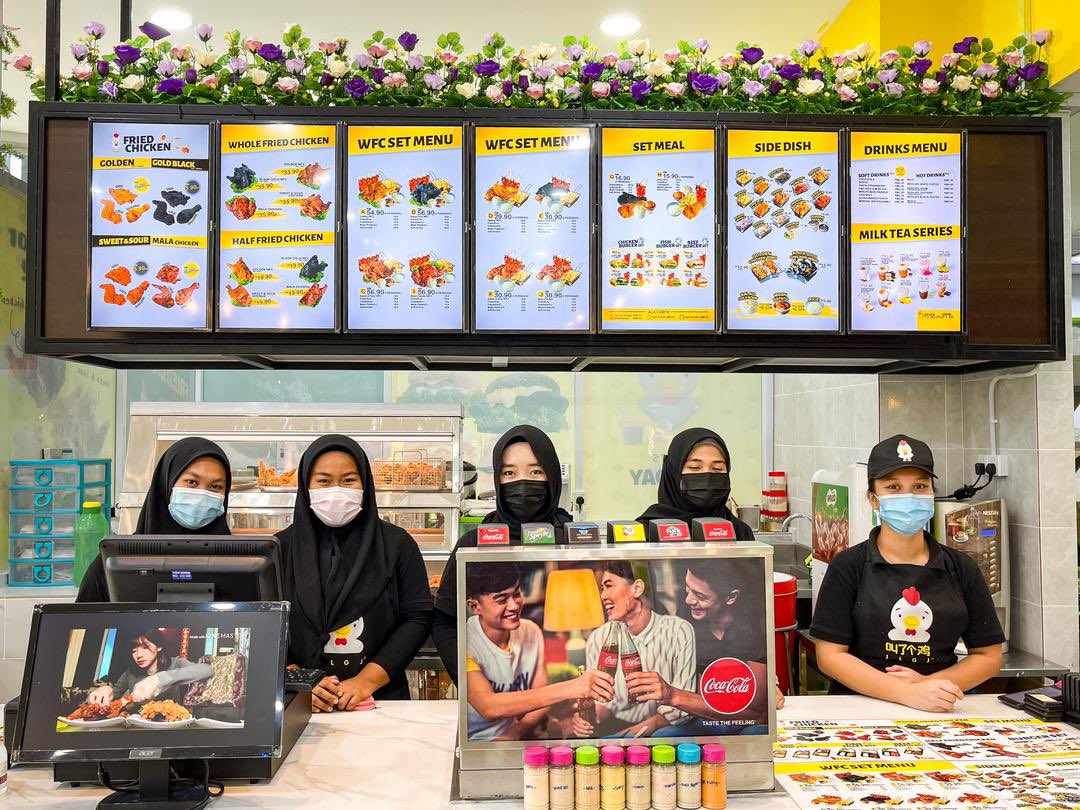 ybkarimhamzah's tweet photo. Sharing the wonderful moments we had at the soft opening of #WholeFriedChicken #WFC third outlet at #EcoMall Jalan #Semariang in #Kuching Delicious friend chicken &amp; ambience is just nice to complement friendly service #Sarawak #Borneo #food https://t.co/Wxq61sYh3m
