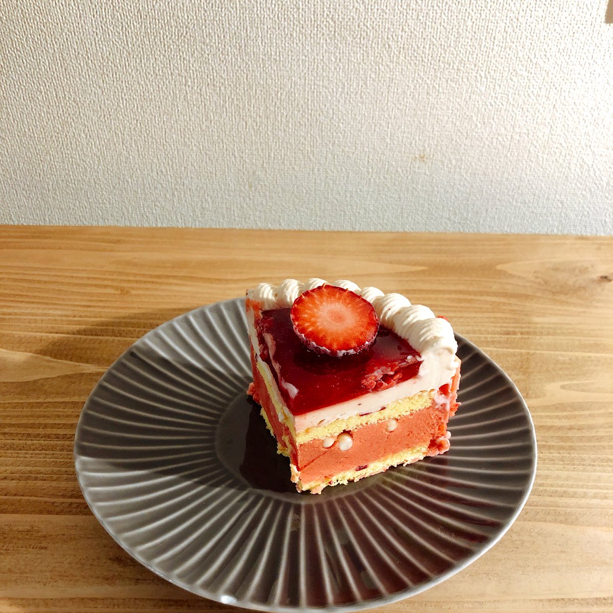 chico_sweets's tweet photo. 娘のバースデーケーキ🎂
イチゴのアントルメグラッセがいい！　というから、シャンドワゾーのグラスフレーズにしました🍓
甘酸っぱくて華やかなアイスケーキ。
オンラインで送ってもらえるのもありがたい！ https://t.co/XvDfaPFLGT