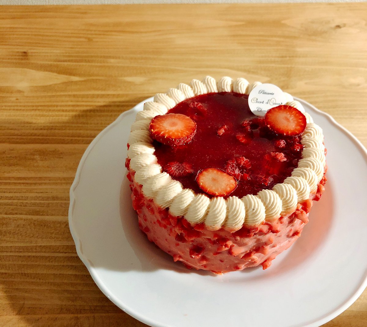 chico_sweets's tweet photo. 娘のバースデーケーキ🎂
イチゴのアントルメグラッセがいい！　というから、シャンドワゾーのグラスフレーズにしました🍓
甘酸っぱくて華やかなアイスケーキ。
オンラインで送ってもらえるのもありがたい！ https://t.co/XvDfaPFLGT