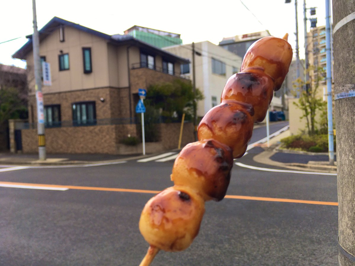 おいでよ名古屋 おいなご だんご屋 亀 のみたらし団子を買いに 名古屋においでよ 1本80円で買える 昔ながらのみたらし団子だよ 焼きたてテイクアウトグルメを 気軽に楽しんでね