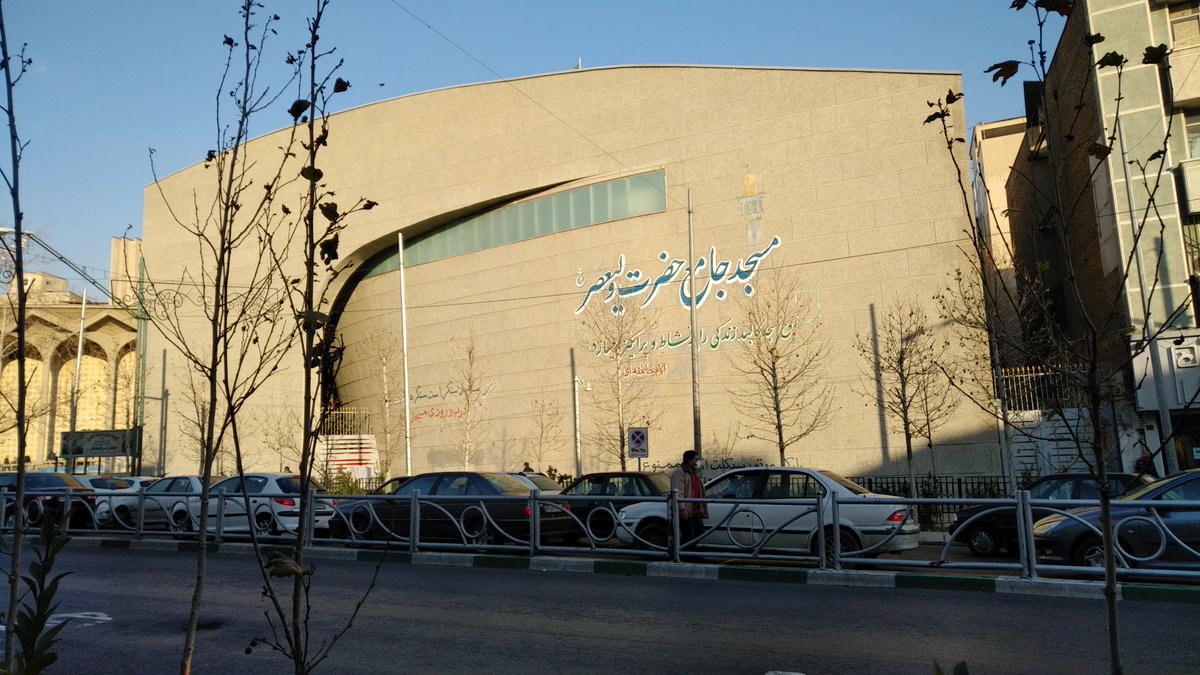 چه تفاوتی هست بین کسانی که روی آثار باستانی یادگاری می‌نویسند و مدیرانی که روی این سازه معماری سفارش این کار رو می‌دهند؟