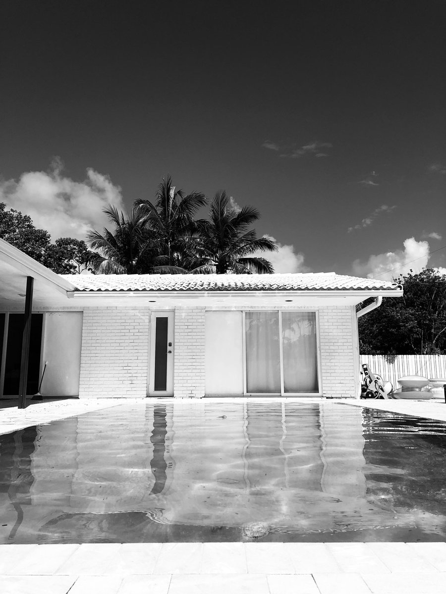 thevnmvsn's tweet photo. #blackandwhitephotography #sundays #poolside #THEVNMVSN https://t.co/Ke8ek84h5N