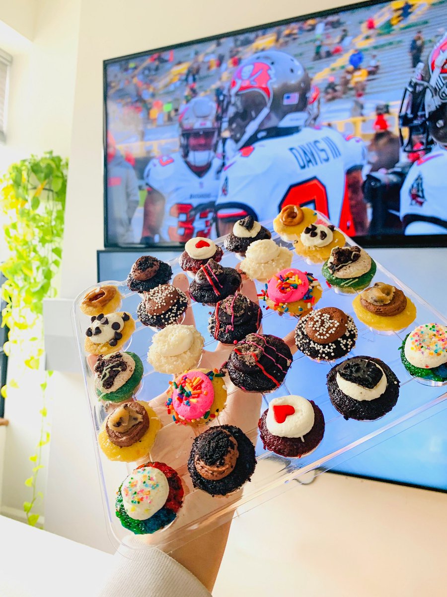 bakedbymelissa's tweet photo. Game day snacks FTW 🙌🏈🧁 Order halftime treats for Manhattan delivery today 🗽#superbowllv #halftimesnacks #superbowlsnacks #cupcakes #delivery #manhttandelivery #nyc #bakedbymelissa https://t.co/9Fq5TMPLEa