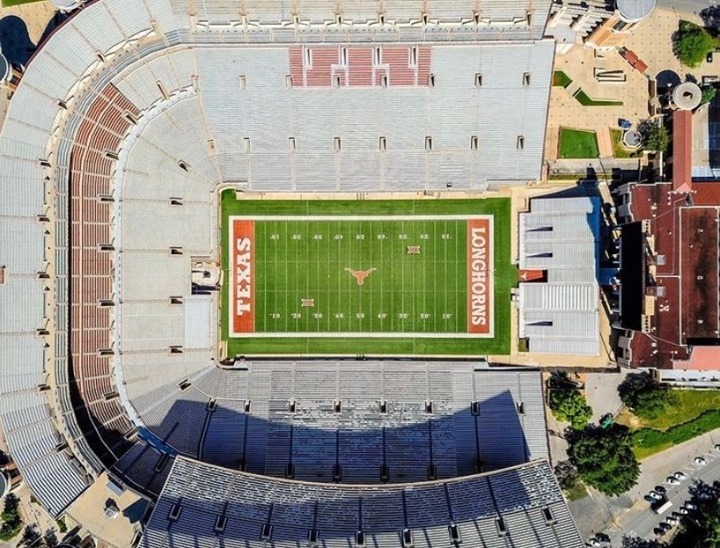austintxthings's tweet photo. In honor of Super Bowl Sunday 🤘🏈 Gearing up for one of the most exciting days in quarantine, planning your game day pics, tasty appetizer spread, and just pretending to be at the stadium ... ⠀...https://t.co/scS48ym886 #austintexasthings #smartaus https://t.co/iZ2XsFTZ5y