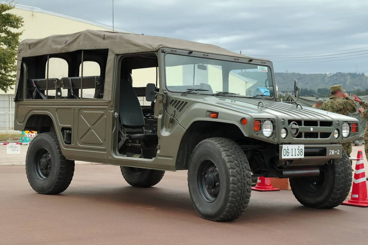 光こっき この73式中型トラックは 後輪がオリジナル設計の時代の車種なので 自衛隊より払い下げ処分された 撮影用劇用車ですね きみセカ 現用の新型改良版の1トン半トラックは 高機動車と共通性のあるシャーシ ただし4wsではない改修生産型 を流用し