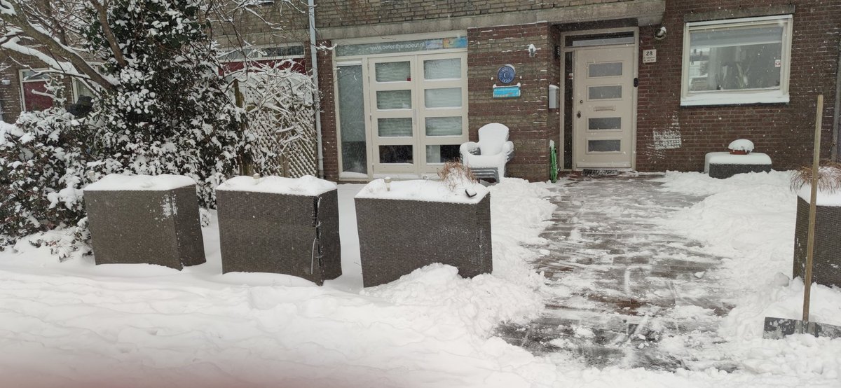De ingang voor de praktijk sneeuw vrij houden is een uitdaging vandaag.