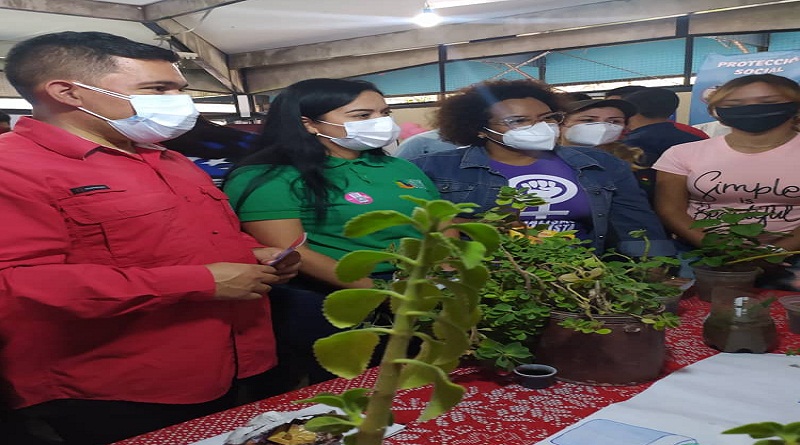 Gobierno Nacional fortalece atención integral y social en comunidades de La Vega en Caracas

#JuntosContraElCovid19

vtv.gob.ve/gobierno-nacio…