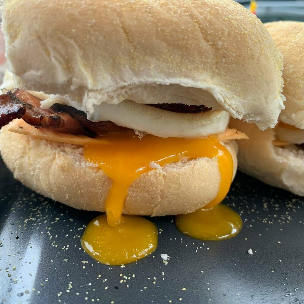 steelneil81's tweet photo. Smoked bacon, egg and cheese π
#bbq #bbquk #bbqfamily #bbqukstyle #bbqlifestyle #braai #braaiuk #bbqcommunity #braaiday #outdoorcooking #braaivibes #braaitime #weber #weberkettle #webermastertouch #mcmuffin #baconandegg https://t.co/rS5L2E9ZgF https://t.co/21JJkF6pIU