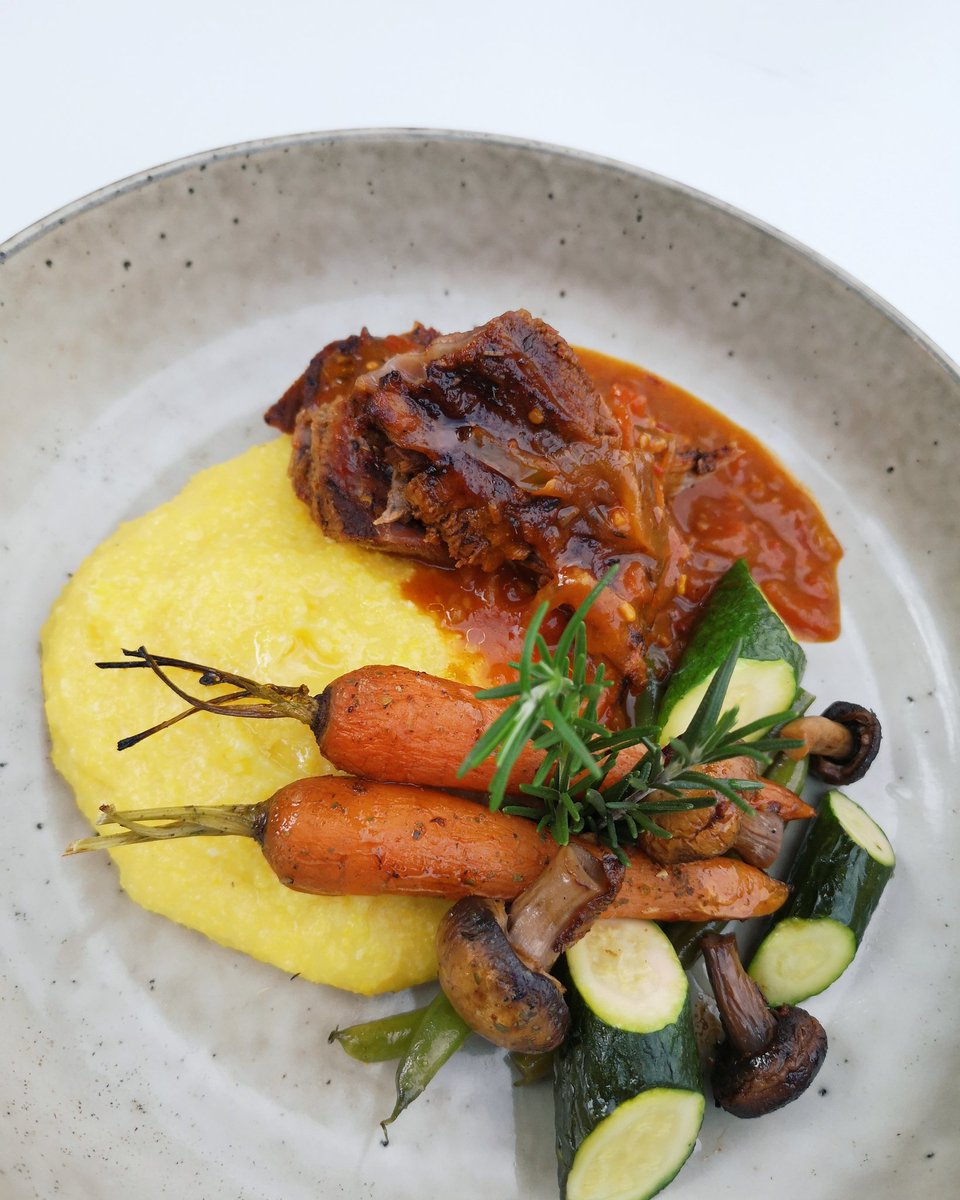 chefnami's tweet photo. Rainy Days and #SevenColourSunday

❤️
🍖Roast Leg of Lamb
🦆Honey Orange Roast Duck
🥔Tuna Potato Salad
🥗Lentil Butternut Salad
🍨Orange Infused Malva Pudding
#KitchenPoetry
#ChefNami
#AnythingGoesInASalad https://t.co/644yUnPEdr