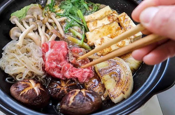 Kayaknya Sukiyaki cocoknya disandingkan dengan Mala Xiang Guo (麻辣香鍋) dua-duanya ‘hotpot’ tapi ga ada kuah.