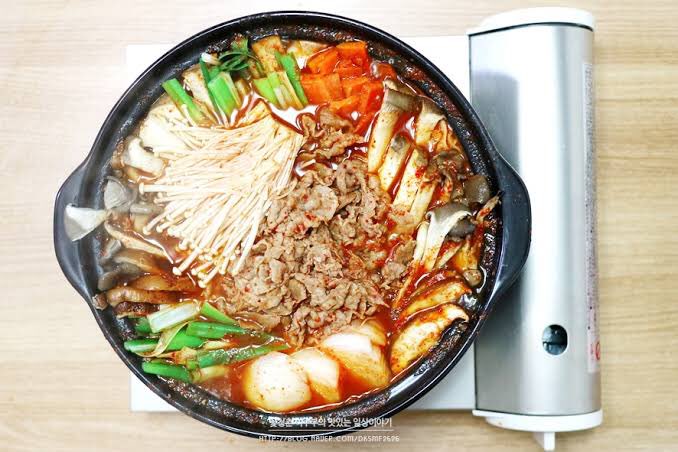 Sedangkan jeongol (전골) Korea, yang pedes pake saos gochujang, terus campurin daging sapi sama seafood.Btw, jeongol beda ya sama jjigae