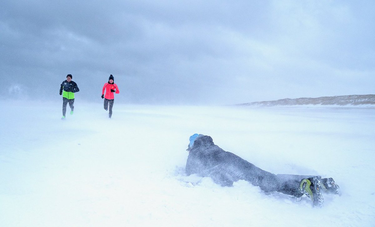 Lekker hoor, een keer werken op het strand zonder al dat zand in je schoenen. #runnersworldnl