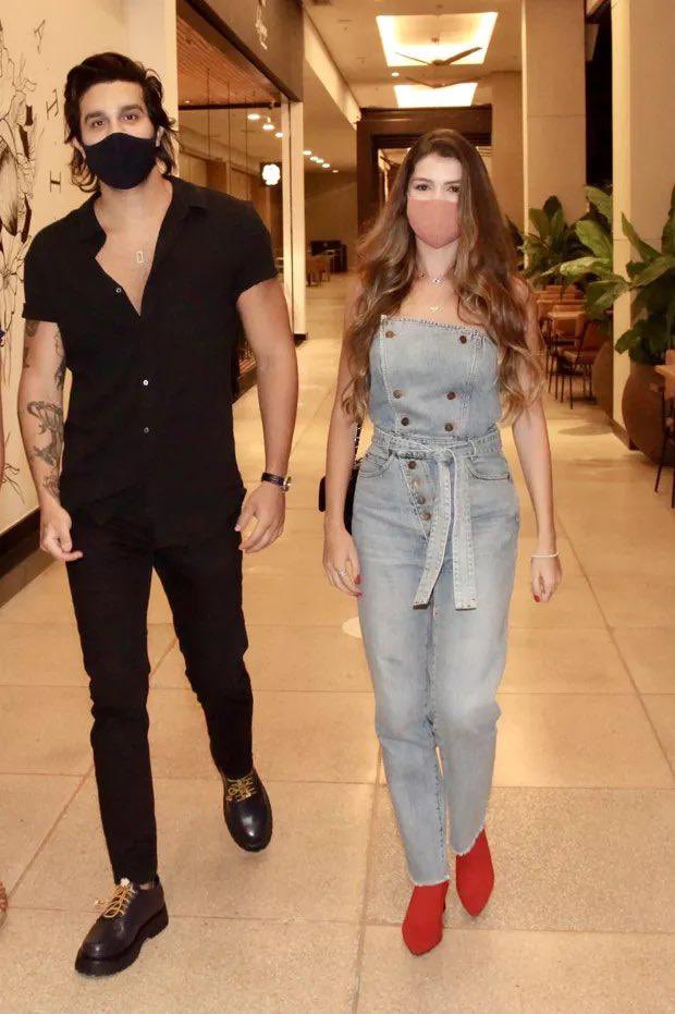 luansdaily's tweet photo. Confiram alguns registros do Luan ontem, acompanhado por uma moça, em um shopping. https://t.co/bFDcdYtKen