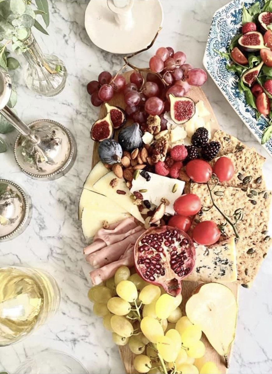 grupobloom's tweet photo. Felíz Domingo! 
Me encantan las tablas de queso,embutidos y fruta! Yummy! https://t.co/un83Ft6pfq