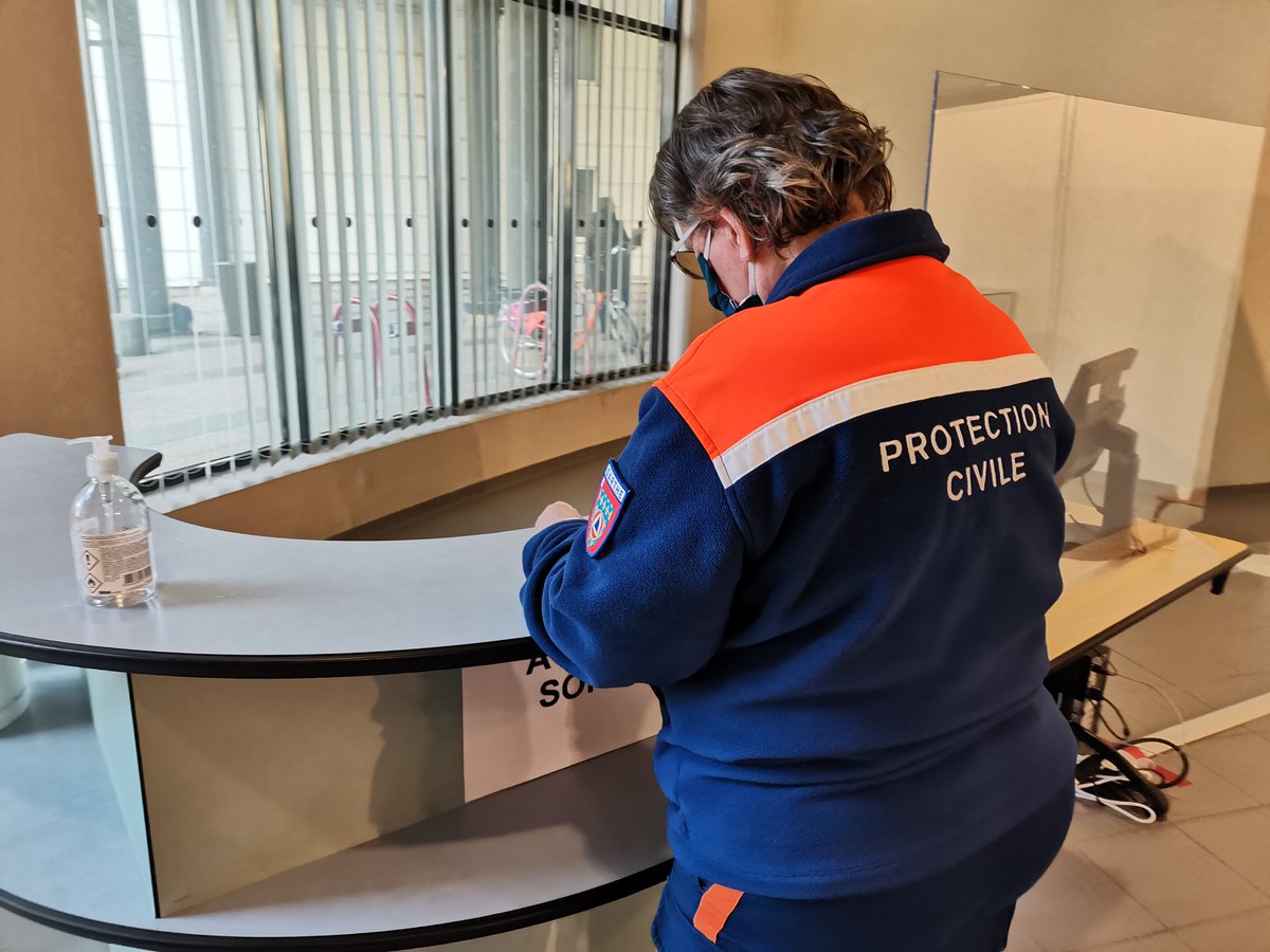 adpc72's tweet photo. Depuis plusieurs semaines, la Protection Civile de la Sarthe est engagée auprès de la ville du Mans et de l'@ars_pdl sur les centres de vaccination. 

Au #Mans, ces deux centres sont situés à la salle Jean Moulin et au centre des expositions Paul Courboulay. https://t.co/HfOc7vma0j