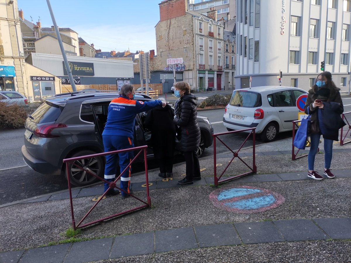 adpc72's tweet photo. Depuis plusieurs semaines, la Protection Civile de la Sarthe est engagée auprès de la ville du Mans et de l'@ars_pdl sur les centres de vaccination. 

Au #Mans, ces deux centres sont situés à la salle Jean Moulin et au centre des expositions Paul Courboulay. https://t.co/HfOc7vma0j