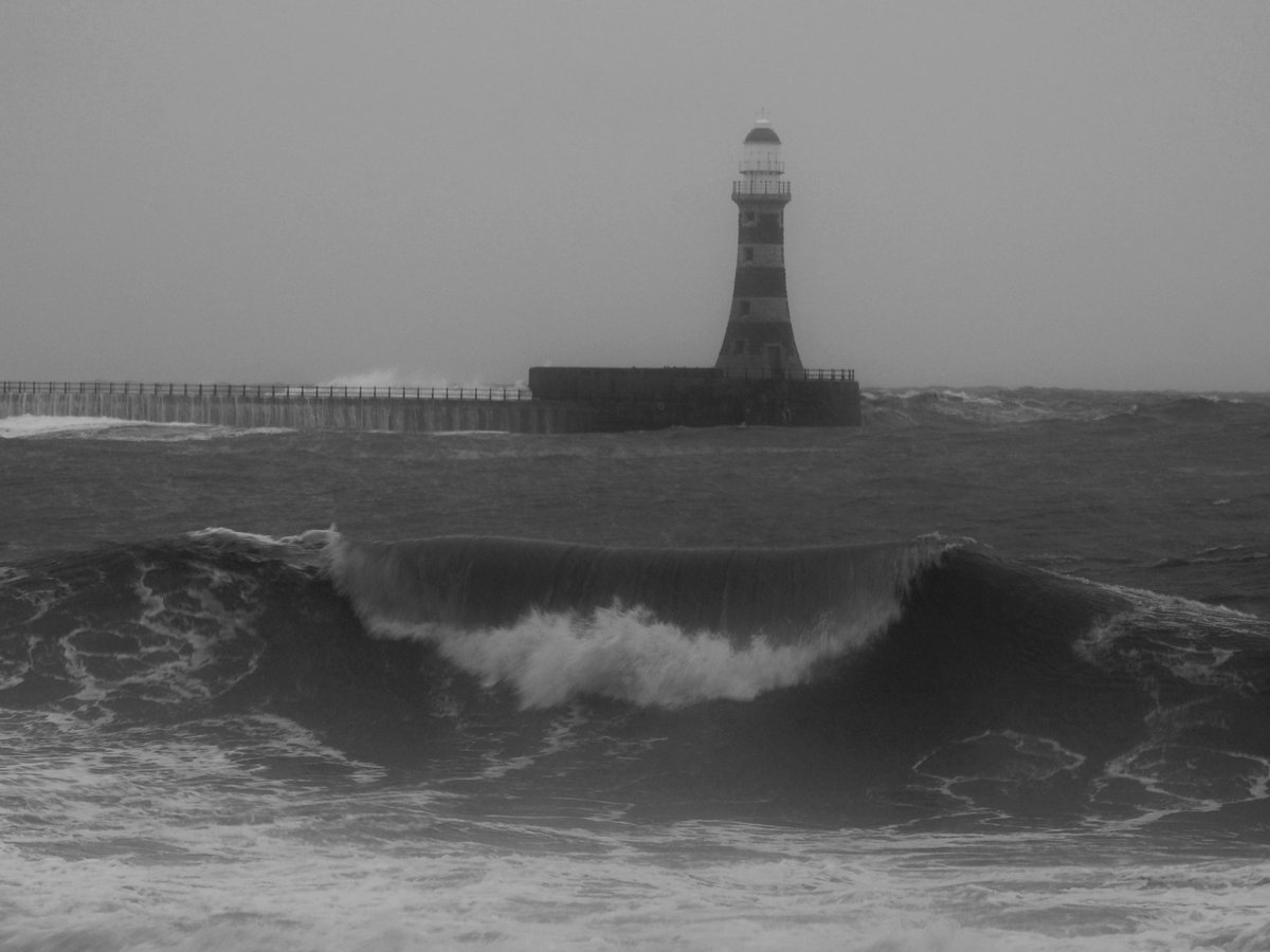 vampywitchy's tweet photo. #roker #wildweather #WaveWeekend #StormHour
#itvnews #bbcweather  Wild, cold and windy weather down the seafront this morning https://t.co/uMxqAuDQtV