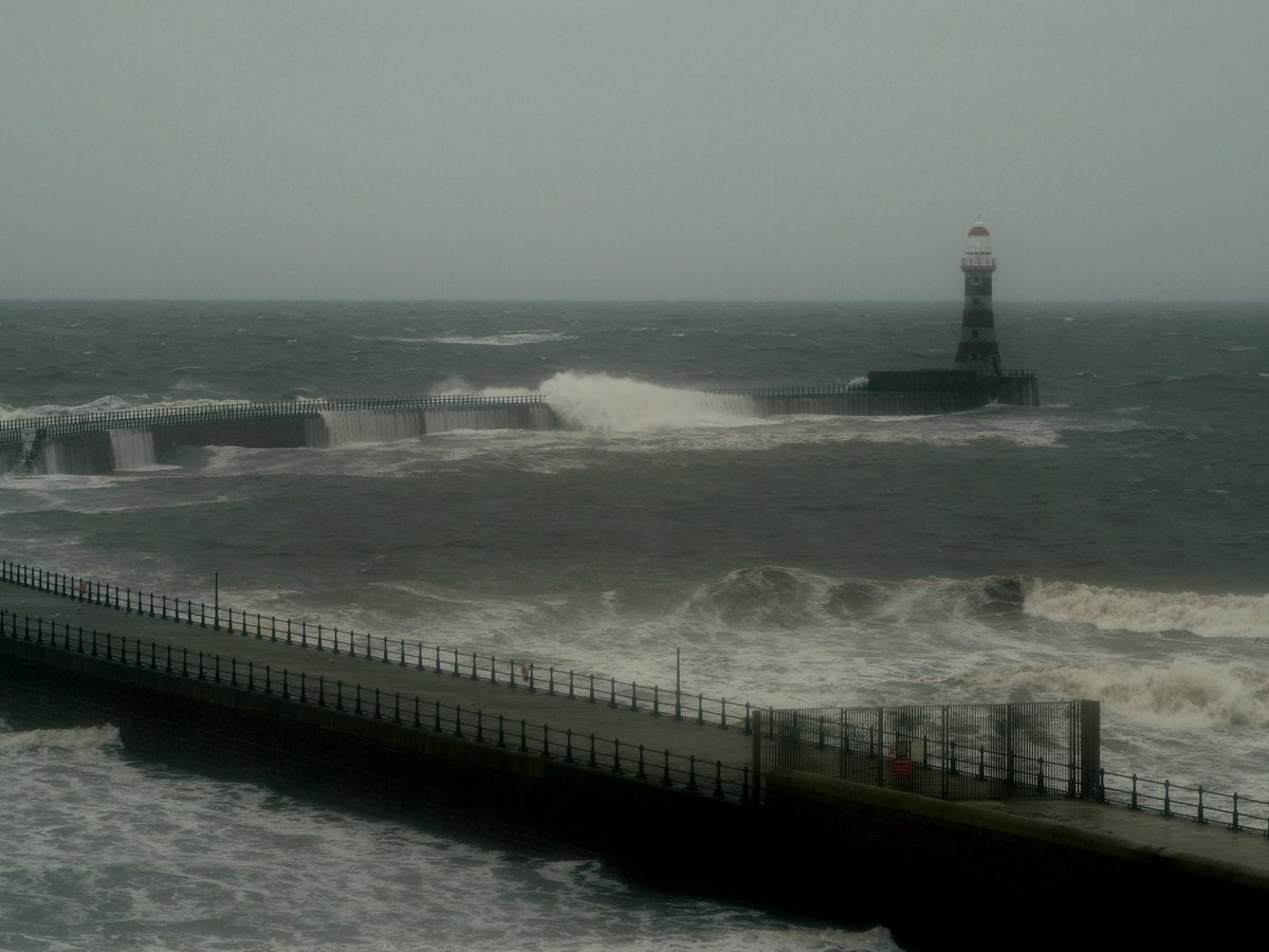 vampywitchy's tweet photo. #roker #wildweather #WaveWeekend #StormHour
#itvnews #bbcweather  Wild, cold and windy weather down the seafront this morning https://t.co/uMxqAuDQtV