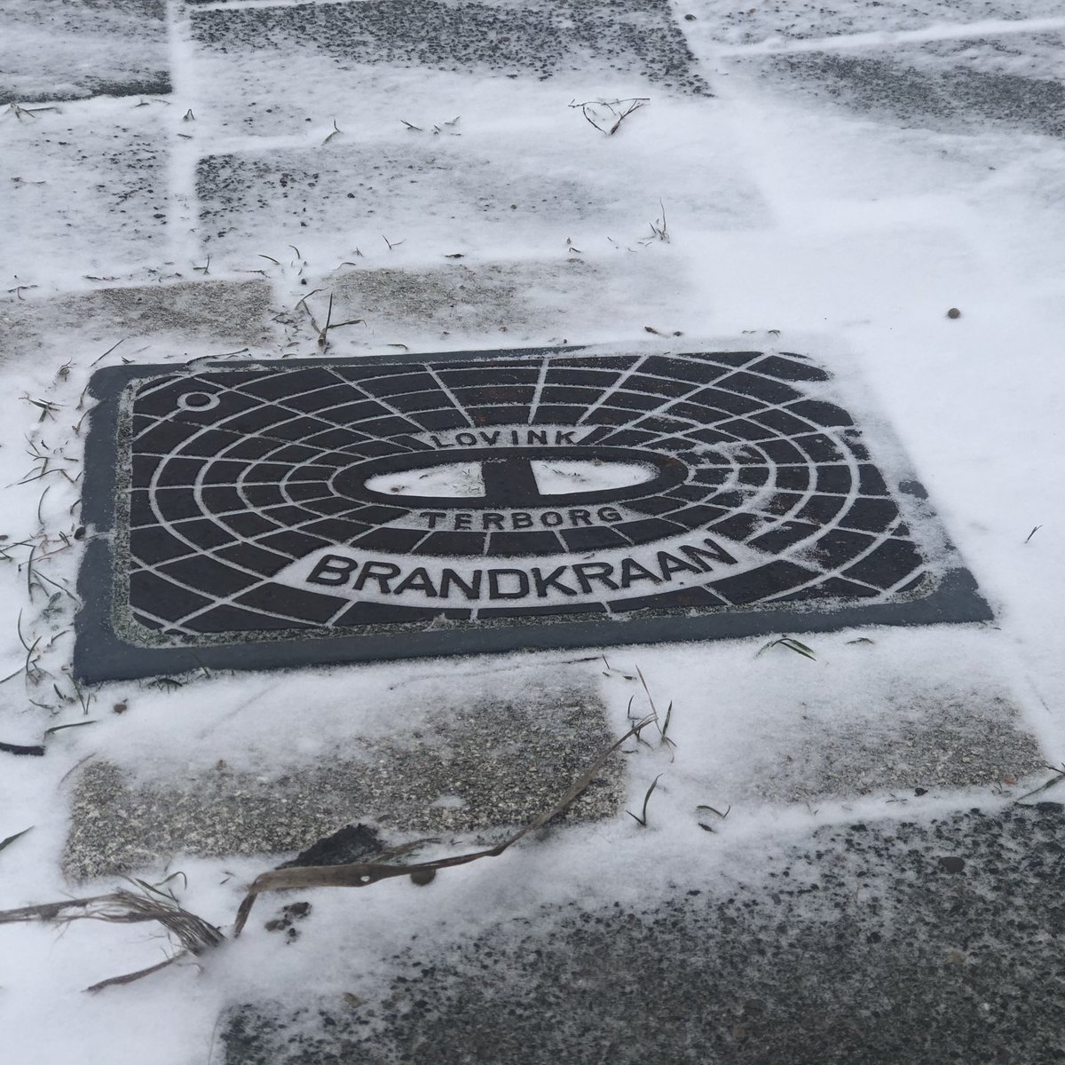 VRgroningen's tweet photo. Help de brandweer door de ondergrondse brandkranen vrij van #sneeuw te maken...🧹❄️ 

Je spot zo’n kraan altijd bij een rood aanwijspaaltje.

Gevonden? Veeg ‘m schoon en houd het bij. Bij een brand kan dit het verschil betekenen!💪

#bedankt

Lees ook ➡️ https://t.co/BJGqHZa8xx https://t.co/K7N3UOnIOc