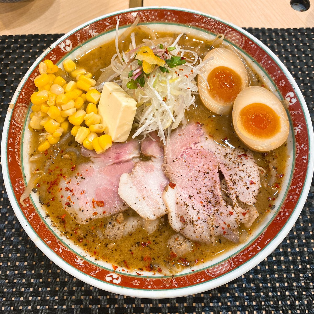 umaumaOK's tweet photo. セアブラノ神壬生本店の2月の限定をいただいてきました！！濃厚スープがスパイシーでめちゃくちゃ美味しい😍
焼き野菜にバター、コーン、そしてセアブラノ神のレアチャーシューと具沢山で食べ応え抜群でした👍
#セアブラノ神
#ラーメン https://t.co/ugzy6vrCbz