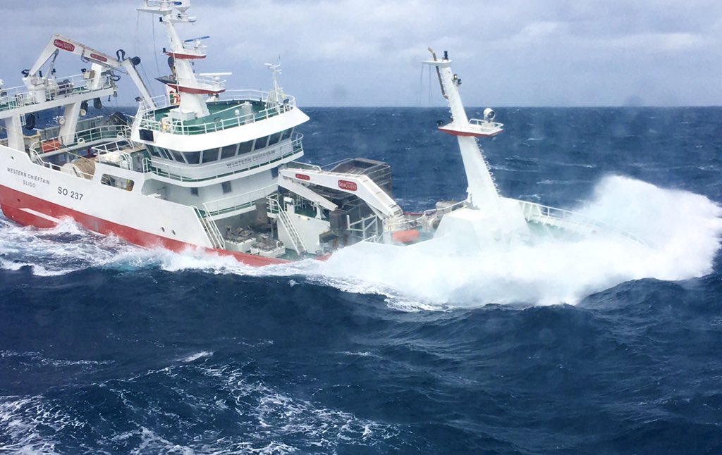 Waiting for it to calm down a bit so we can get the diner 🤣🤣  #pelagic  #choppysea #fishinglife