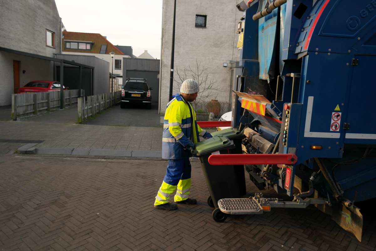 Er komen koude dagen aan. Dit kan gevolgen hebben voor de afvalinzameling door Renewi. Door vorst en gladheid kan het zijn dat de afvalinzameling deze week aangepast wordt. Kijk de komende dagen even op bit.ly/1GH7kma om te zien of er voor jouw straat wijzigingen zijn.