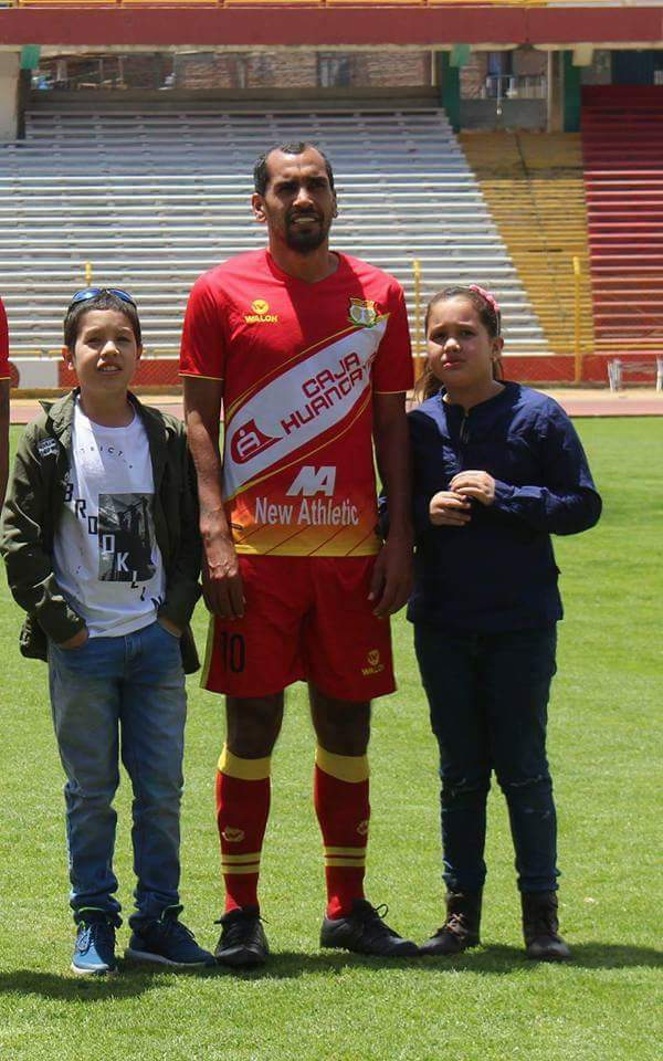 chiperitolopez's tweet photo. Fue un placer haber vestido los colores de esta camiseta. Feliz Aniversario Rojo Matador les deseo lo mejor y que sigan los exitos.Un fuerte abrazo a la familia Huancaina https://t.co/jQJvP65h9y