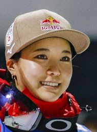 野地蔵 いつも思うのだが 女流棋士の加藤桃子三段とスキージャンプの高梨沙羅選手ってソックリだな 二人とも可愛い でも今日は大きな差が出た 加藤桃子さんは女流名人戦に挑戦するも三タテ食らって散々 一方 高梨沙羅選手はw杯2連勝で59勝目 二人
