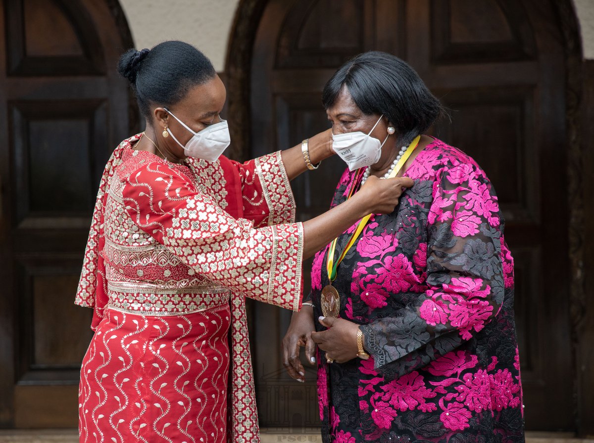 StateHouseKenya's tweet photo. Former First Lady Mama Ngina Kenyatta today received her 2019 Macky Sall Prize for Dialogue in Africa from Defence Cabinet Secretary Dr. Amb Monica Juma.
Read more: https://t.co/1a8808WXVY https://t.co/XGZnxbz0Lm
