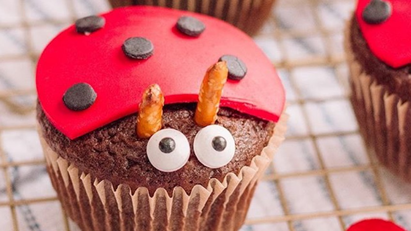 SatinIce's tweet photo. Red & Black fondant & pretzel sticks is all you need to create these cute love-bug cupcakes!
By: @SeeLindsayBlog
Get @SatinIce Red & Black Vanilla Fondant at https://t.co/GFMcksUusa
#satinice #lovesatinice #cupcakes #happyvalentinesday #valentine #crafting #diy https://t.co/SyVnY1gotb
