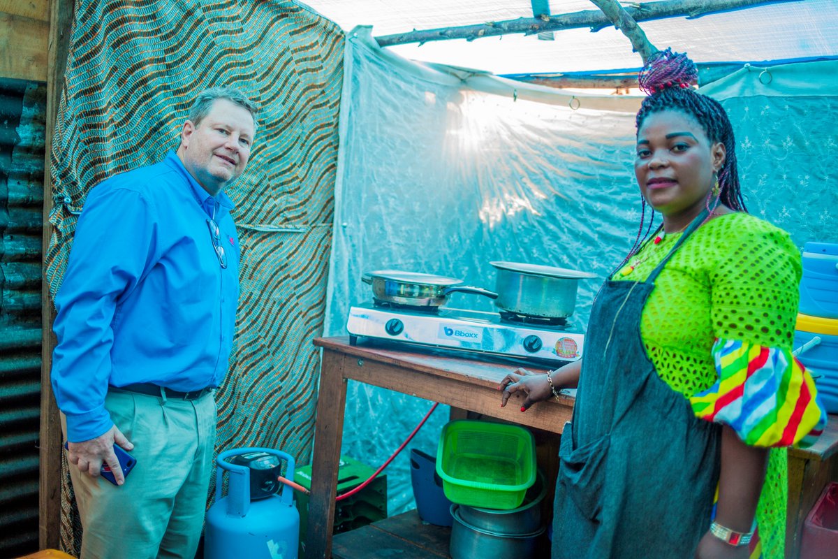 BBOXX_RDC's tweet photo. A part la présentation du projet #BboxxCook , Mr @USAmbDRC a aussi participé à la démo -dégustation du Kit Gaz / Bboxx Cook.
Il a également visité certains de nos clients. Visite durant laquelle , il a vu combien il est facile et rapide de cuisiner au gaz .
#bboxxcook https://t.co/BBtBDrzgq3