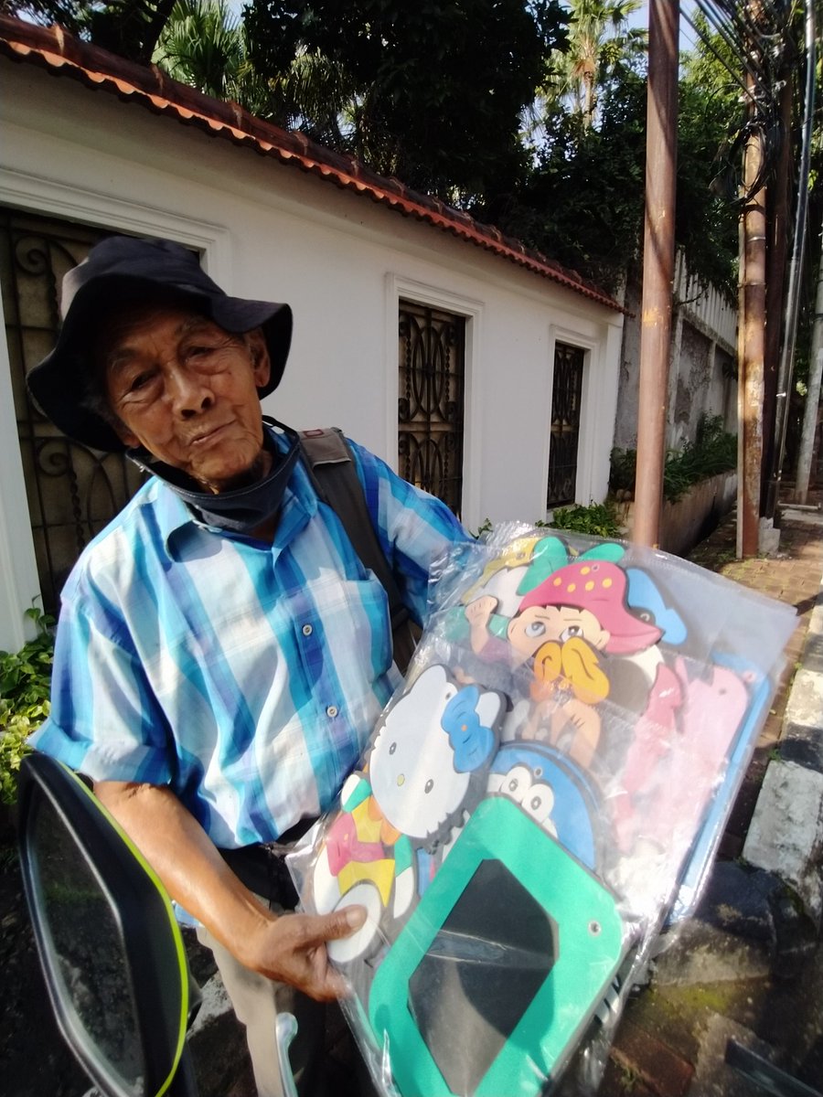 mumetduakali's tweet photo. Dear twitter dan orang baik, yuk baca.

Minggu lalu aku ketemu Pak Natsir (81 tahun) di daerah Perdatam, Pasar Minggu, Jaksel beliau jualan hiasan / bingkai foto terbuat dr karet. https://t.co/wzgeSnUsry