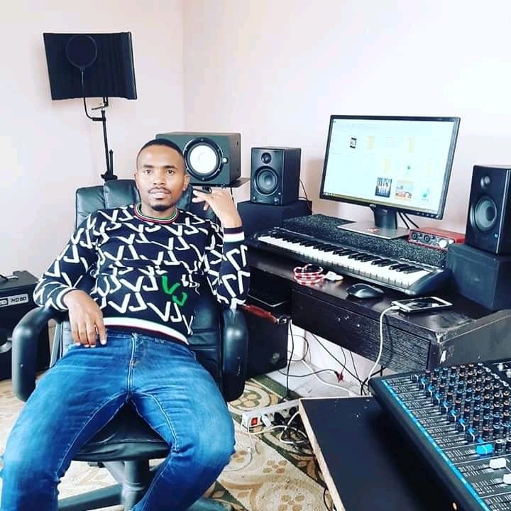 imfezemnyama1's tweet photo. Amabunjwa Records 🎹🎤🎻 Miiiiiii khona engizokudedela maduze nginizwise u sound walayikhaya miiiiiiiiiiiiiiii ayikhale https://t.co/0jPutxCOdL