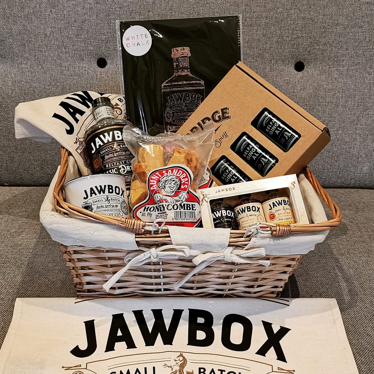 InTheHotseatPod's tweet photo. 🏆🍾 Win THE ULTIMATE Jawbox Gin Prize 🍾🏆

In celebration of Episode 5 of the @InTheHotseatPod with @JawboxGerry - founder of Jawbox Gin, we're running a competition to win the *ultimate* Jawbox Gin package. You do NOT want to miss this! https://t.co/n7K7ezBREH