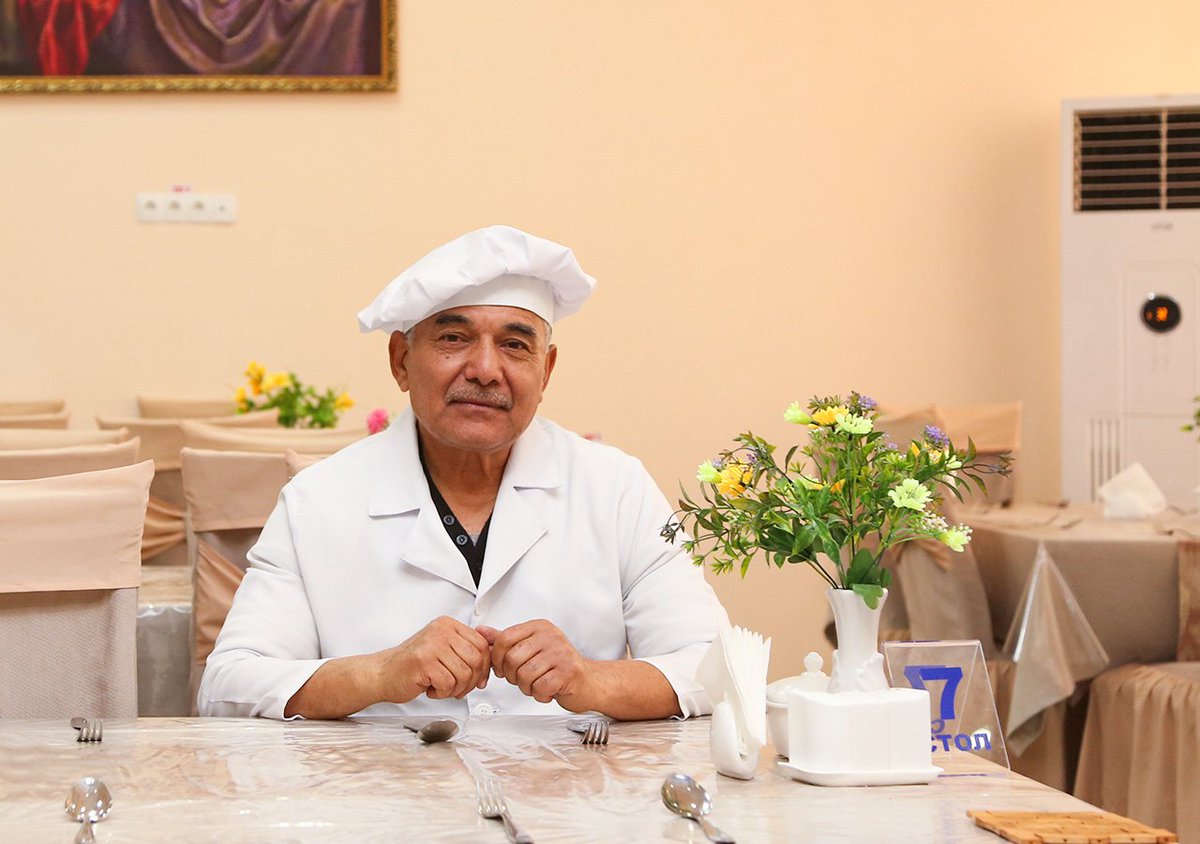 Бу бизнинг бош ошпазимиз. Нафақат лағмон, балки, бошқа европа таомларини ҳам маромига етказади. Ўз соҳаси бўйича 12 йиллик тажрибага эга. Хуллас, шароитларимизнинг қулайлиги бўйича муаммо йўқ.