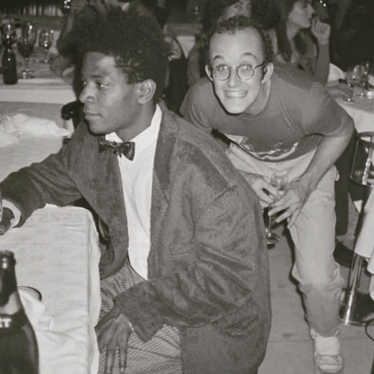 Love this photobomb by Keith Haring. You know, just two friends being human.❤️ One reason I started Artrageous was to help people remember we are all similar. Even these “super human” artists put their pants on one leg at a time. Approachable and relatable is the goal.👍